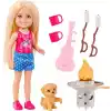 Barbie Chelsea Aile ve Dostlar Doğa Maceraları oyun seti, küçük sarışın bebek, oyuncak köpekçik ve 5ten fazla kamp aksesuarı, JJV61