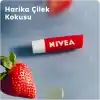 NIVEA Çilek Dudak Bakım Kremi 4.8 gr, 24 Saat Nemlendirme,Çilek Kokusu,Işıltılı Renk,Mineral Yağı İçermez