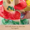 Fisher-Price 9 aydan büyük bebekler ile yürüme çağındaki çocuklar için 2 ahşap parçadan oluşan gelişime yardımcı Ahşap Ağaçev Top Kaydırağı, HXT92