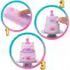 Barbie Parti Paketi bebek ve aksesuarlar, Minik Dostumun Doğum Günü serisi Doğum Günü Fiyonkları seti ve renk değişimi ile pasta süsleme etkinliği dahil 10 sürpriz, JFG70