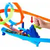 Hot Wheels Akrobasi Pistleri Dolambaçlı Hız Pisti oyuncak araba, pist ve oyun seti, 1:64 ölçekli metal araç, 2 çember ve 2 çarpışma alanı, kolayca birleştirilebilen sistem, JHK73