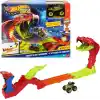 Hot WheelsMonster Trucks Snake Bite Güç Darbesi Oyun Seti, 1:64 ölçekli özel Bone Shaker ve pist, JJN44