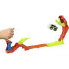 Hot WheelsMonster Trucks Snake Bite Güç Darbesi Oyun Seti, 1:64 ölçekli özel Bone Shaker ve pist, JJN44