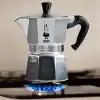Bialetti - Moka Express: 2 Cups Ocak Üstü Espresso Pişirici - 90ml - Gümüş Renk - Alüminyum Gövde - Patentli Güvenlik Valfi - Tüm Ocak Türleri İçin Uygundur (İndüksiyon Hariç)