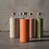 Deconox 1 Litre Deri Kılıflı Cam Matara – H2O Tasarımlı Büyük Boy Su Şişesi, Koku Yapmaz Sızdırmaz Metal Kapak (1 Adet - Asorti)