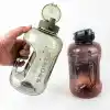 Deconox 1 Adet 2.2 Litre Motivasyonel Su Şişesi - Kırılmaz Polikarbon Ölçekli Sporcu Suluğu Sızdırmaz Kapaklı ve Kulplu Dev Su Matarası (Asorti Karışık Renk Gönderim)