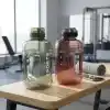 Deconox 1 Adet 2.2 Litre Motivasyonel Su Şişesi - Kırılmaz Polikarbon Ölçekli Sporcu Suluğu Sızdırmaz Kapaklı ve Kulplu Dev Su Matarası (Asorti Karışık Renk Gönderim)