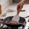 MallArt® Ahşap Saplı Paslanmaz Çelik Spatula – 24cm Eğilimli Çok Amaçlı Mutfak Spatulası | Izgara, Burger, Sebze, Temizlik için Profesyonel Metal Spatula
