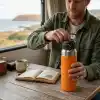 Deconox Paslanmaz Çelik Termos Matara - 1000 ML (1 Litre) Kapasiteli, Renk Seçenekli Isı Yalıtımlı Çelik Suluk (TURUNCU)