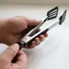 Deconox 32 cm Kilitlenebilir Mangal Maşası ve Kızartma Spatulası, Metal Gövdeli Siyah Delikli Geniş Uçlu Servis Maşası, Et Tavuk Balık Köfte Kızartma ve Barbekü İçin Çok Amaçlı Mutfak Maşası