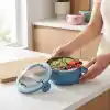 Deconox 700 ml Paslanmaz Çelik Yemek Kabı, Kaşıklı, Saplı ve Kilitli Yuvarlak Lunch Box, Mavi Yeşil Pembe Renk Seçenekli, 12x11x13cm Kapaklı Saklama ve Taşıma Kabı