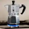 Bialetti - Moka Express: 3 Cups Ocak Üstü Espresso Pişirici - 130ml - Gümüş Renk - Alüminyum Gövde - Patentli Güvenlik Valfi - Tüm Ocak Türleri İçin Uygundur (İndüksiyon Hariç)