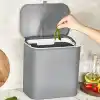 Orret Home Dolap Kapağına Asılabilir 15 Litre Çöp Kovası, Duvara Yapıştırılabilir Çift Tarafa Açılabilir Mutfak Çöp Kutusu, Banyo Çöp Kovası, Kapaklı Asma Çöp Kovası Organizer (Gri)