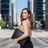 Coverzone Premium Suni Deri Sekreterlik – Mandallı Evrak Tutucu, Tablet Bölmeli Organizer, Çok Gözlü Evrak Dosyası (Hesap Makinesiz Model), Fermuarlı (32.5 × 25 cm), Siyah