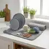 Orret Home Mikrofiber Su Emici Bulaşıklık Matı – 37x60 cm Tezgâh Üstü Bulaşık Kurutma Matı, Kaymaz Su Emici Mutfak Matı, Katlanabilir Tabaklık Süzgeçli Plastik Sepetli Kurulama Örtüsü (Gri)