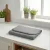 Orret Home Mikrofiber Su Emici Bulaşıklık Matı – 37x60 cm Tezgâh Üstü Bulaşık Kurutma Matı, Kaymaz Su Emici Mutfak Matı, Katlanabilir Tabaklık Süzgeçli Plastik Sepetli Kurulama Örtüsü (Gri)