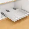 Orret Home Teleskopik Dolap İçi Düzenleyici, Büyüyüp Küçülebilir Raylı Dolap Organizeri, Ayarlanabilir Sürgülü Mutfak Rafı, Tencere Tava Lavabo Altı Kiler Organizer, Yapıştırılabilir 32-64 cm Beyaz