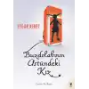 TCX Buzdolabının Üstündeki Kız