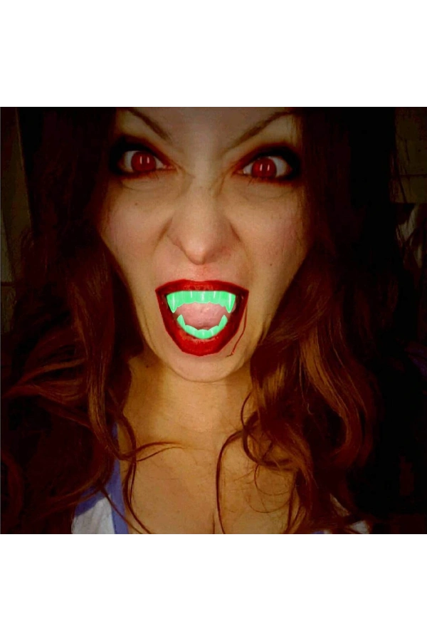Bidebuvar Fosforlu Çift Damak Takma Vampir Dişi