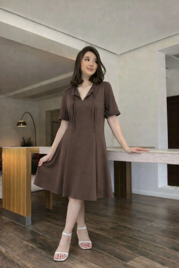 Bidebuvar Kısa Kollu Yakası Bağcık Detay Atlas Kumaş Elbise