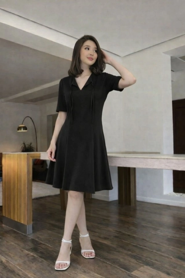 Bidebuvar Kısa Kollu Yakası Bağcık Detay Atlas Kumaş Elbise