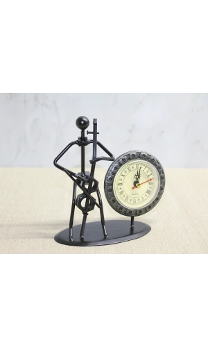 Bidebuvar Metal Saatli Keman Çalan Müzisyen