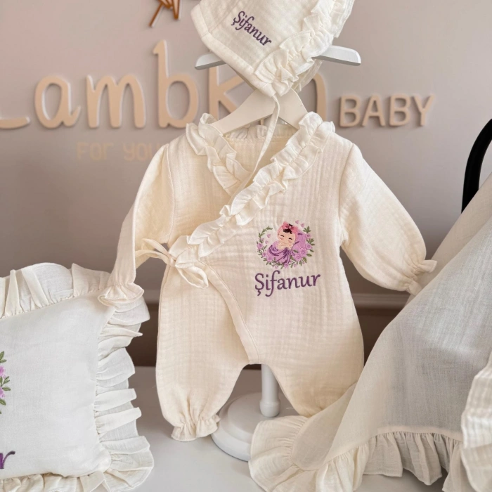 Müslin Ekru Set – Yastık, Battaniye, Puset Örtüsü ve Kruvaze Yaka Tulum