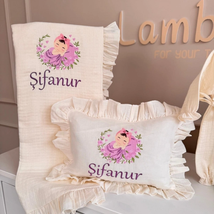 Müslin Ekru Set – Yastık, Battaniye, Puset Örtüsü ve Kruvaze Yaka Tulum