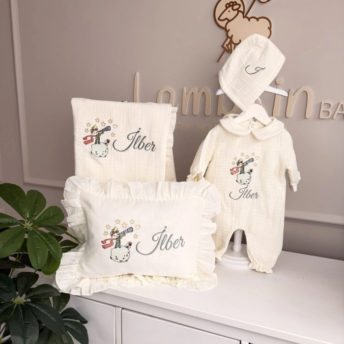 Müslin Ekru Set – Yastık- Battaniye ve Bebe Yaka Tulum