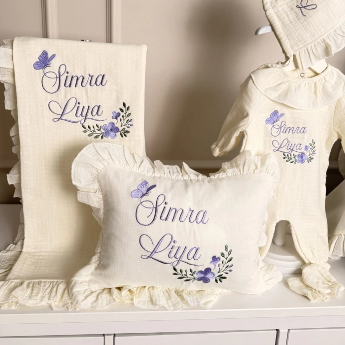 Müslin Ekru Set – Yastık, Battaniye, Puset Örtüsü ve Fırfırlı Yaka Tulum