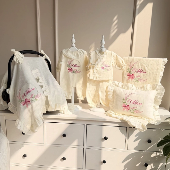 Nakışlı İşlemeli Müslin İsimli Fırfırlı Battaniye-Tulum-Alt Üst Takım-Yastık-Puset Örtüsü