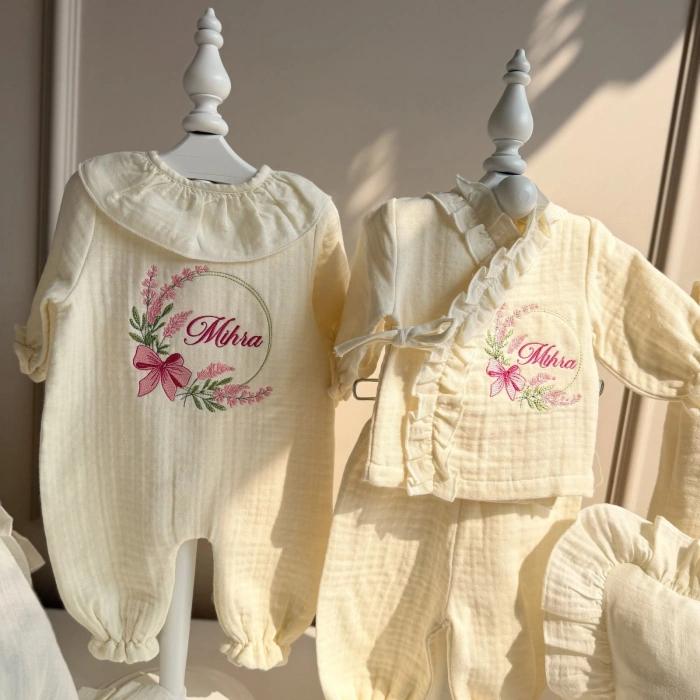 Nakışlı İşlemeli Müslin İsimli Fırfırlı Battaniye-Tulum-Alt Üst Takım-Yastık-Puset Örtüsü