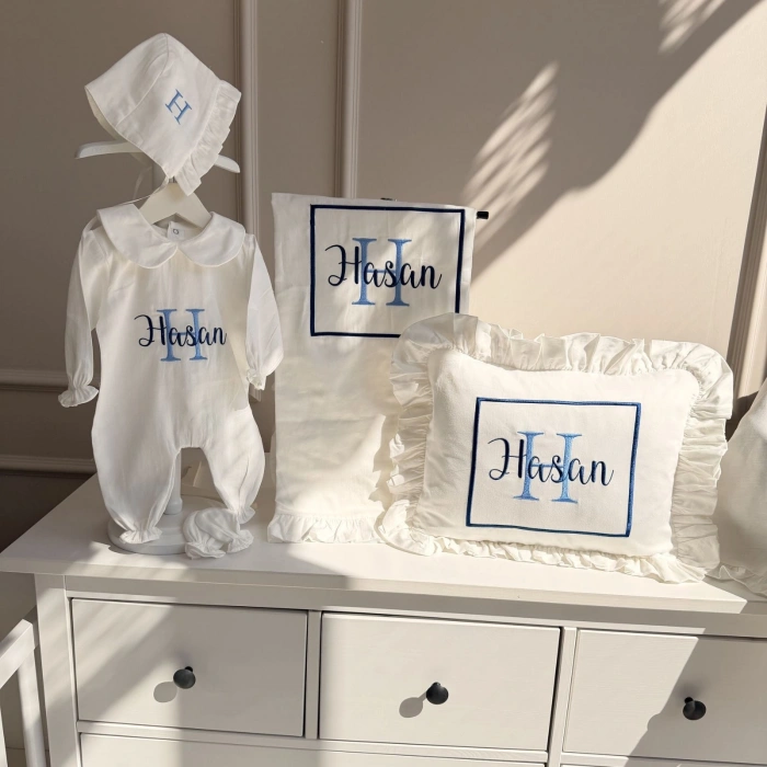 Pamuk Saten Hastane Çıkış Seti – Yastık, Battaniye, Puset Örtüsü & Tulum–Şapka