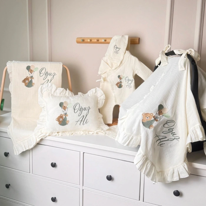 Müslin Ekru Set – Yastık, Battaniye, Puset Örtüsü ve Kruvaze Tulum