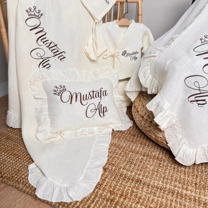 Müslin Ekru Set – Yastık, Battaniye, Puset Örtüsü ve Alt Üst Takım