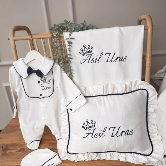 Pamuk Saten Hastane Çıkış Seti – Yastık, Battaniye, Puset Örtüsü & Tulum–Şapka