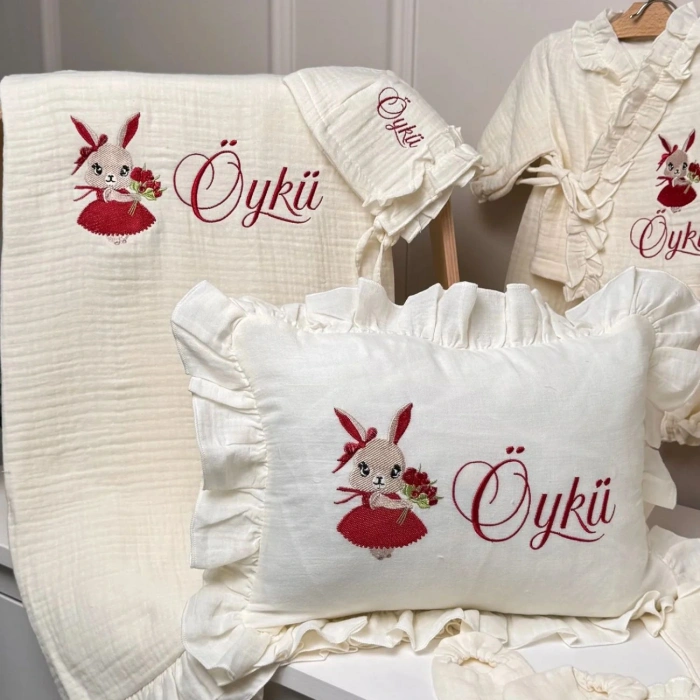 Müslin Ekru Set – Yastık, Battaniye, Puset Örtüsü ,Fırfırlı Yaka Tulum-Alt Üst Takım-Bornoz Takımı