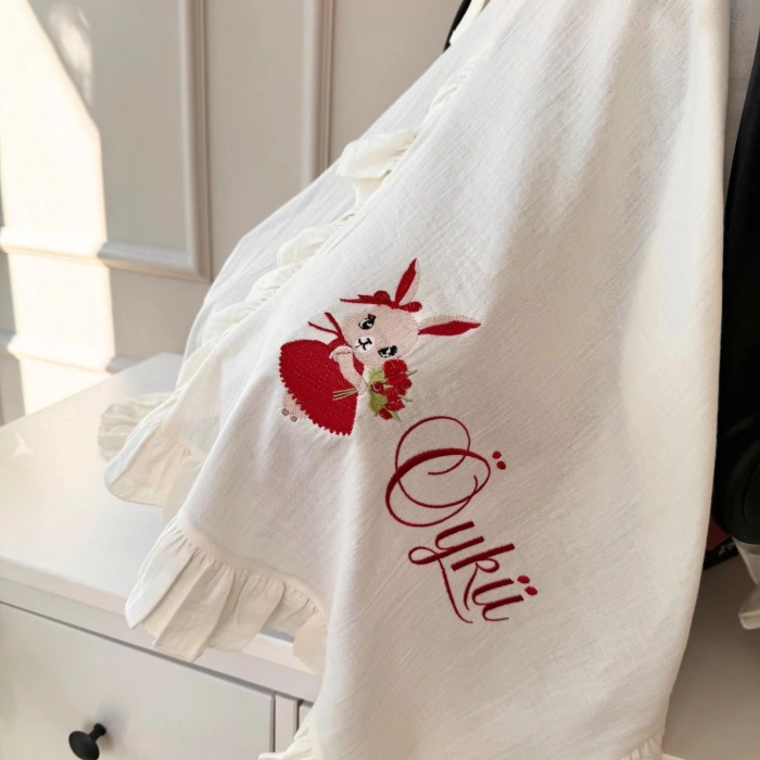 Müslin Ekru Set – Yastık, Battaniye, Puset Örtüsü ,Fırfırlı Yaka Tulum-Alt Üst Takım-Bornoz Takımı