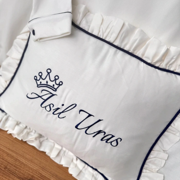 Pamuk Saten Hastane Çıkış Seti – Yastık, Battaniye, Puset Örtüsü & Tulum–Şapka