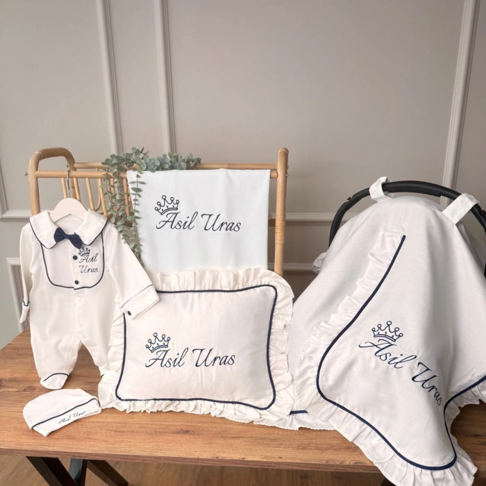 Pamuk Saten Hastane Çıkış Seti – Yastık, Battaniye, Puset Örtüsü & Tulum–Şapka