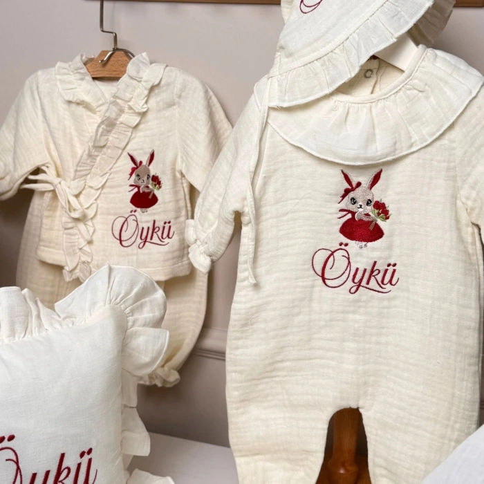 Müslin Ekru Set – Yastık, Battaniye, Puset Örtüsü ,Fırfırlı Yaka Tulum-Alt Üst Takım-Bornoz Takımı