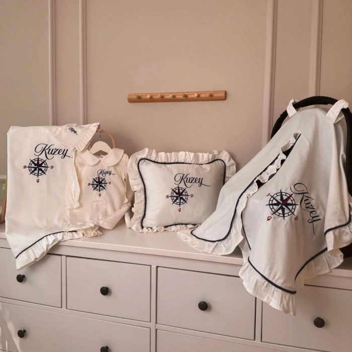 Pamuk Saten Hastane Çıkış Seti – Yastık, Battaniye, Puset Örtüsü & Tulum–Şapka