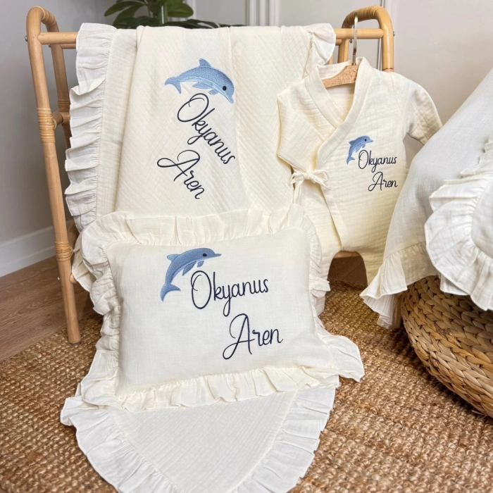 Müslin Ekru Set – Yastık, Battaniye, Puset Örtüsü ve Kruvaze Tulum