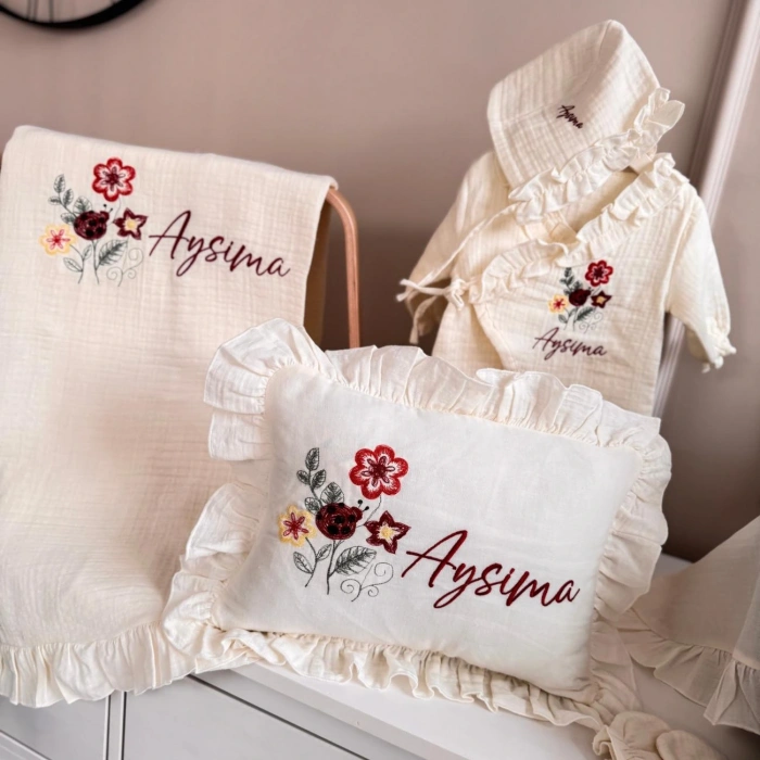 Müslin Ekru Set – Yastık, Battaniye, Puset Örtüsü ve Kruvaze Fırfırlı Tulum