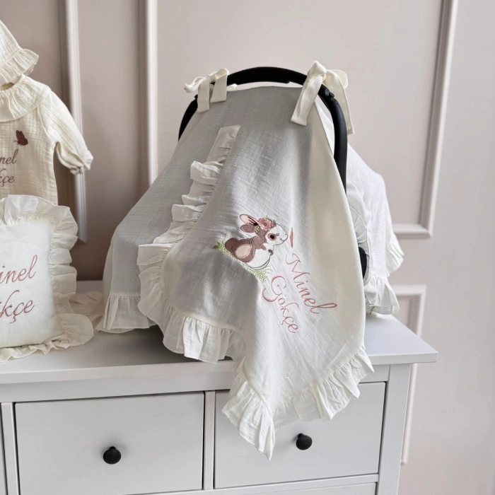 Müslin Ekru Set – Yastık, Battaniye, Puset Örtüsü ve Fırfırlı Yaka Tulum