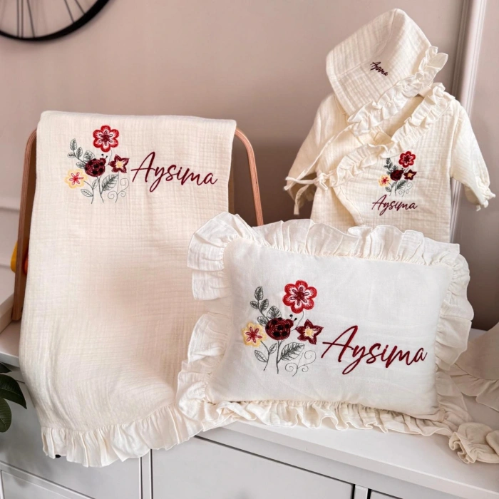 Müslin Ekru Set – Yastık, Battaniye, Puset Örtüsü ve Kruvaze Fırfırlı Tulum