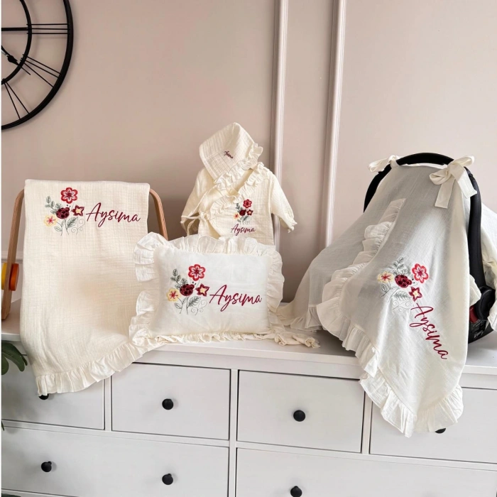 Müslin Ekru Set – Yastık, Battaniye, Puset Örtüsü ve Kruvaze Fırfırlı Tulum