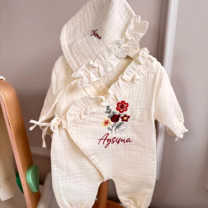 Müslin Ekru Set – Yastık, Battaniye, Puset Örtüsü ve Kruvaze Fırfırlı Tulum