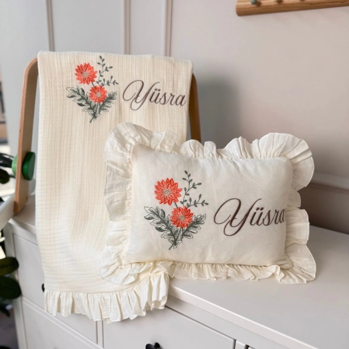 Müslin Ekru Set – Yastık, Battaniye, Puset Örtüsü ve Bebe Yaka Tulum