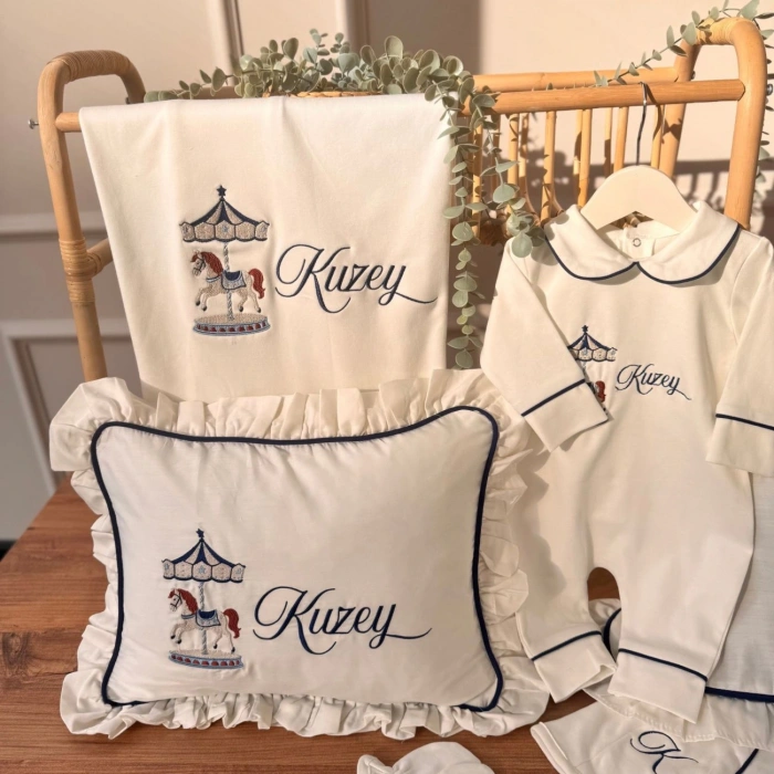 Pamuk Saten Hastane Çıkış Seti – Yastık, Battaniye, Puset Örtüsü & Tulum–Şapka